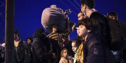 Un grup de refugiats espera divendres passat a entrar a Sèrbia des de la ciutat macedònia de Gevgelija.