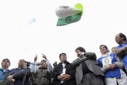 La huelga es convocada por un ala de la Confederación General del Trabajo encabezada por Pablo Micheli (3 i) y otra de la Central Obrera de Trabajadores de Argentina liderada por Hugo Moyano. EFE/Archivo