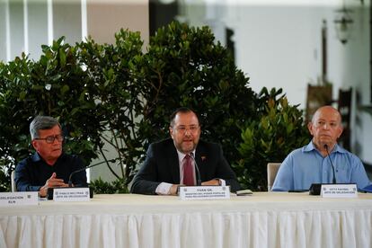 En el centro el canciller de Venezuela, Iván Gil. A su derecha el jefe negociador del Gobierno, Otty Patiño, y a su derecha, Pablo Beltrán, jefe del ELN, este lunes en Caracas.