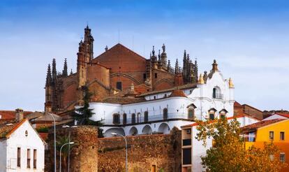 Pin&aacute;culos de la catedral de Plasencia y, en primer plano, la ampliaci&oacute;n colonial dieciochesca del Palacio Episcopal.