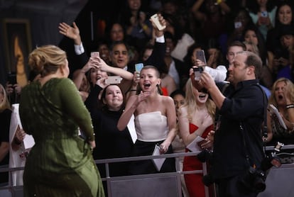 Natural y agradecica con sus fans, la cantante se deja fotografiar durante su paso por la alfombra roja.