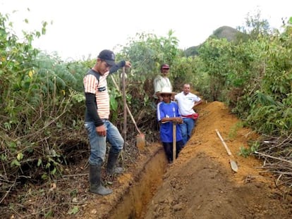 Hace meses que no llueve en el municipio colombiano de El Tambo. La tuber&iacute;a que les llevar&aacute; agua se instalar&aacute; en esta zanja. 