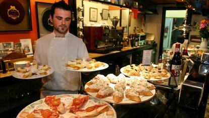 Barra repleta de pinchos en un bar del casco viejo de Bilbao.