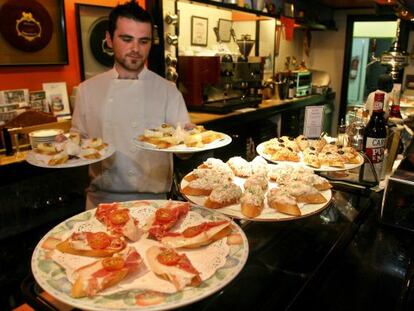 Barra repleta de pinchos en un bar del casco viejo de Bilbao.