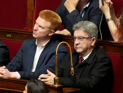 Desde la izquierda, el exdirigente de La Francia Insumisa, Adrien Quatennens, y el líder del partido, Jean-Luc Mélenchon, en marzo de 2022.