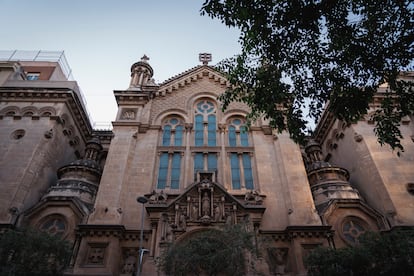 Fachada de la iglesia del colegio de los Jesuitas de Casp en Barcelona. 