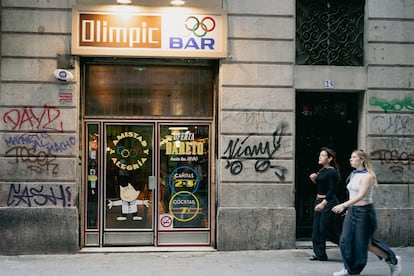 Fachada del Bar Olimpic, en el número 25 de la calle Joaquim Costa, epicentro del Raval.