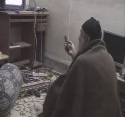 Una toma de los vídeos difundidos por EE UU muestran al líder de Al Qaeda viendo televisión en su complejo