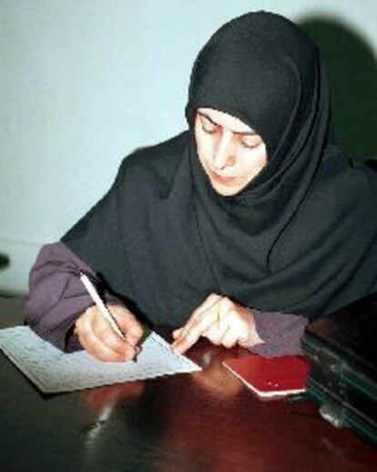 Farah Josravi presenta su candidatura ayer en Teherán.