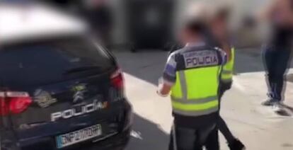 Imagen de la detención del profesor facilitada por la policía.