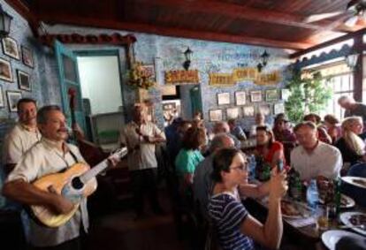 En total, Cuba recibió a 2.170.242 viajeros extranjeros en los primeros nueve meses del año, en los que la isla tuvo unos ingresos turísticos que superan los 1.412 millones de dólares. En la imagen el registro de varios turistas departiendo en la famosa "Bodeguita del Medio", en La Habana (Cuba). EFE/Archivo