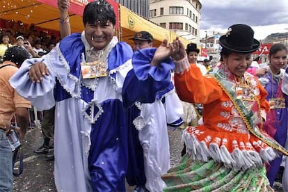 El presidente de Bolivia, Evo Morales, ha disfrutado del carnaval de su país como el que más. En la imagen, Morales baila con una joven vestido de <i>Pepino</i>, el rey supremo de la fiesta en La Paz y sátira del arlequín español. Al margen de la capital, el carnaval más conocido del país es el de Oruro, declarado como Obra Maestra del Patrimonio Oral e Intangible de la Humanidad por la Unesco en mayo de 2001.