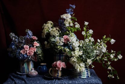 Bodegón de cerámica española con arreglos florales realizados con hortensia, rosas, delphinium, campanula, celinda, viburnum, begonia y skimmia.