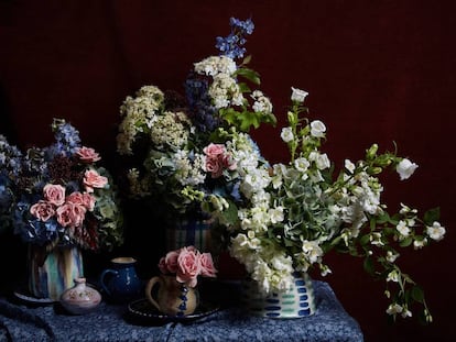 Bodegón de cerámica española con arreglos florales realizados con hortensia, rosas, delphinium, campanula, celinda, viburnum, begonia y skimmia.