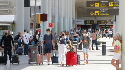 Turistas británicos a su llegada al aeropuerto de Palma de Mallorca, este miércoles.