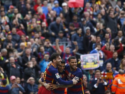Messi, Su&aacute;rez y Alves, con la afici&oacute;n de fondo en el Bar&ccedil;a-Espanyol. 