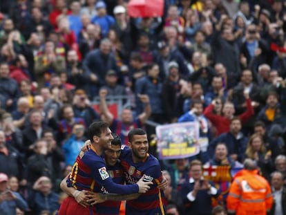 Messi, Su&aacute;rez y Alves, con la afici&oacute;n de fondo en el Bar&ccedil;a-Espanyol. 