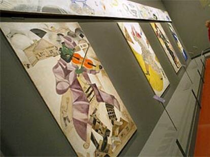 Un visitante contempla la exposición de Chagall en el Grand Palais de París.