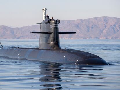 El submarino S-81 'Isaac Peral', el pasado 17 de noviembre frente a las costas de Cartagena (Murcia) durante la realización de sus últimas pruebas de seguridad en el mar antes de ser entregado este jueves a la Armada.