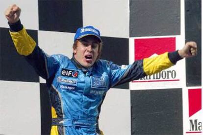 Fernando Alonso celebra su primera victoria:  en el Gran Premio de Hungría de 2003.