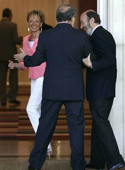 María Teresa Fernández de la Vega bromea con Pedro Solbes y Alfredo Pérez Rubalcaba ayer en el Consejo de Ministros.