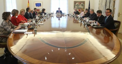 Reunión del consejo de ministro. A la derecha en primer plano, el ministro de Economía