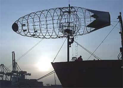 El barco <i>Naumon</i>, con un zeppelin en la proa, en el puerto de Barcelona.