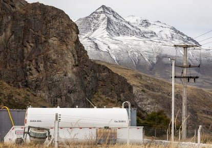 Tanque de Gasoil en la Unidad y Planta Cloacal El Chaltén, al lado de Confluencia, en donde se unen el Río Fitz Roy y el Río de Las Vueltas. Durante 20 años, todas las mañanas, tardes y noches,los habitantes vivieron con un ruido rugiente frente a sus casas y una amenaza a la reserva natural: una usina generadora de electricidad para todo el pueblo mediante la quema de combustible fósil. 