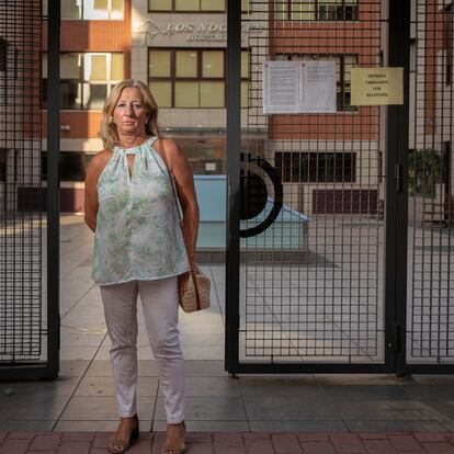 DVD 1068 (23-08-21)
Concha Larma, hermana de Pilar Larma que, segun denuncian, fue expulsada de la residencia de personas mayores Los Nogales de forma ilegal. La residencia, el edificio ante el que posa Concha, esta situado en la calle Alcobendas, 12, Madrid. 
Foto: Olmo Calvo
