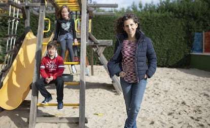 Eva, madre de tres niños, posa junto a dos de sus hijos en Madrid.