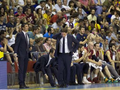 Pascual, con gesto preocupado, durante el partido Barcelona-Valencia.