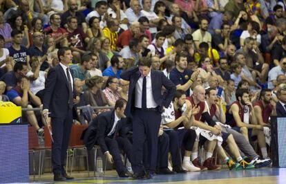 Pascual, con gesto preocupado, durante el partido Barcelona-Valencia.