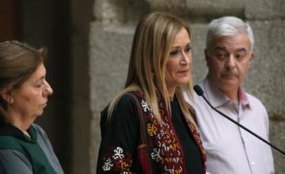 Cristina Cifuentes, ayer junto a los padres del niño que se suicidó en Leganés.