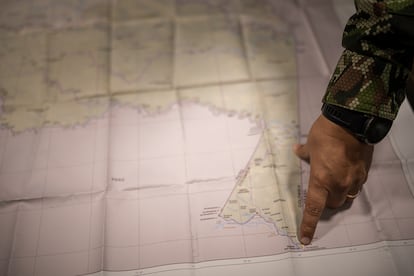 Brigadier General Cortés points to the map of Leticia.