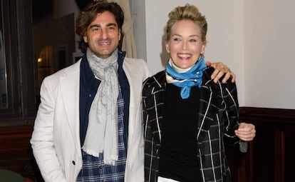 La actriz Sharon Stone y Angelo Boffa en la presentación de la serie 'Mosaic' en Nueva York.