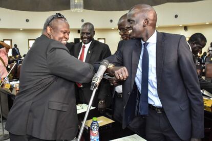 Riek Machar, a la izquierda, felicita al nuevo ministro del Petróleo, Puot Koang Chol, durante su toma de posesión este lunes en Yuba.