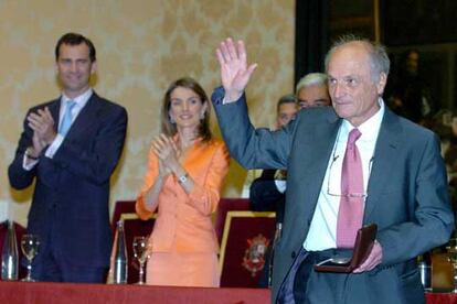 Los Príncipes de Asturias aplauden al pintor Antonio López tras hacerle entrega del Premio Velázquez de las Artes Plásticas 2006.