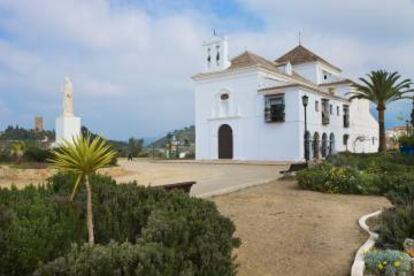 La ermita de la Virgen de los Remedios, en Vélez-Málaga, donde se han colocado marcos metálicos para encuadrar las instantáneas que incluyen el pueblo, la comarca y la sierra.