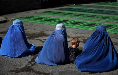 Mujeres vestidas con burka piden limosna en la mezquita Shah-e Do Shamshira en Kabul.