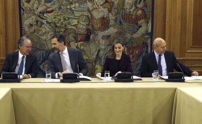 Los Reyes don Felipe y doña Letizia, junto al presidente del Teatro Real, Gregorio Marañón (i), y el ministro de Educación, Cultura y Deporte, José Ignacio Wert (d), durante la reunión del Patronato del Teatro Real que han presidido hoy, por primera vez, en el Palacio de la Zarzuela.