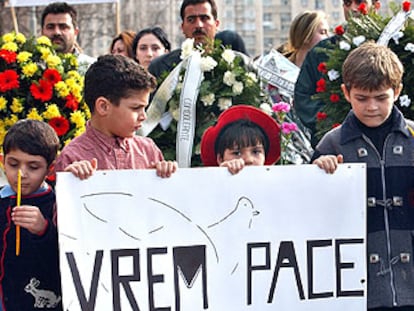 Niños de la comunidad árabe en Bucarest con una pancarta que pide paz, en la marcha de ayer contra los atentados del 11-M.