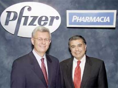 Hank McKinnell, (izquierda) y Fred Hassan, presidentes de Pfizer y Pharmacia respectivamente.