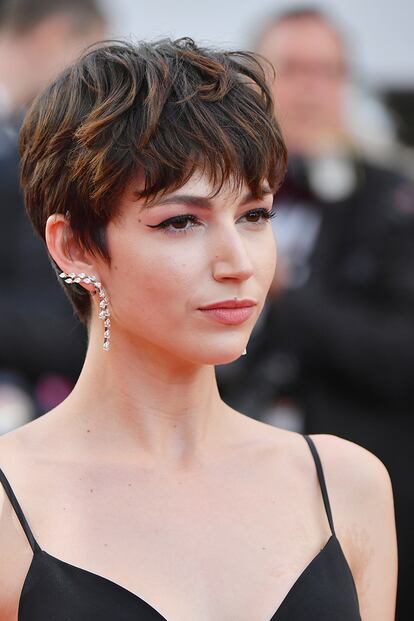 Úrsula Corberó despeina los mechones de su pixie, uno de los cortes más versátiles. El look se presta a atreverse con complementos: ella lo hace con un impresionante ear cuff de diamantes.