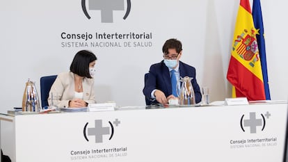 Los ministros de Sanidad, Salvador Illa, y de Política Territorial y Función Pública, Carolina Darias, durante la reunión del Consejo Interterritorial de Salud celebrada ayer en Madrid.