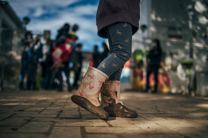 Niños de primaria se concentran a las puertas del colegio de Cataroja para protestar por la falta de seguridad en el centro afectado por la dana.