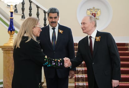 Putin da la bienvenida al presidente venezolano, Nicolás Maduro (centro), y a la primera dama venezolana, Cilia Flores (izquierda), en el Kremlin antes del desfile militar del Día de la Victoria, este viernes.