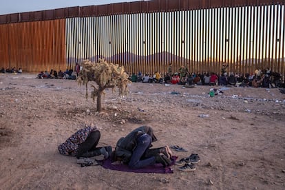 Por su parte, según David Figueroa, representante del Gobierno de Sonora en Arizona, las autoridades del Estado mexicano han informado a sus contrapartes estadounidenses que el cierre afecta negativamente a ambas partes. En la imagen, dos inmigrantes senegaleses rezan junto al muro fronterizo que divide Arizona y Sonora. 