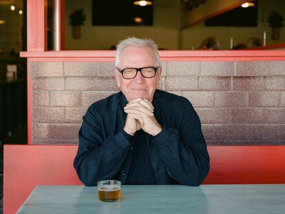 El arquitecto David Chipperfield en la terraza de su bar en Corrubedo, A Coruña, el pasado mes de septiembre.