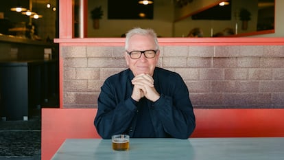 El arquitecto David Chipperfield en la terraza de su bar en Corrubedo, A Coruña, el pasado mes de septiembre.