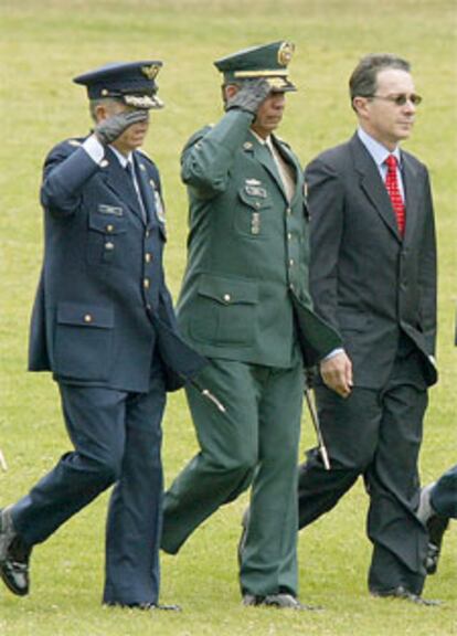 Uribe (derecha), en una ceremonia militar en Bogotá el año pasado.